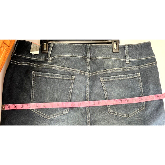 Torrid Capris SZ 24 NEW Lycra Super Stretch Crop Legging Blue Denim Rolled Cuffs - Picture 9 of 16